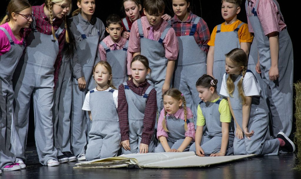 Troškūnų teatro studijos „Mes“ sėkmė festivalio „Šimtakojis“ regioniniame ture