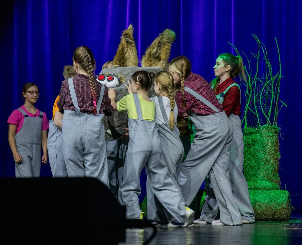 Troškūnų teatro studijos „Mes“ sėkmė festivalio „Šimtakojis“ regioniniame ture