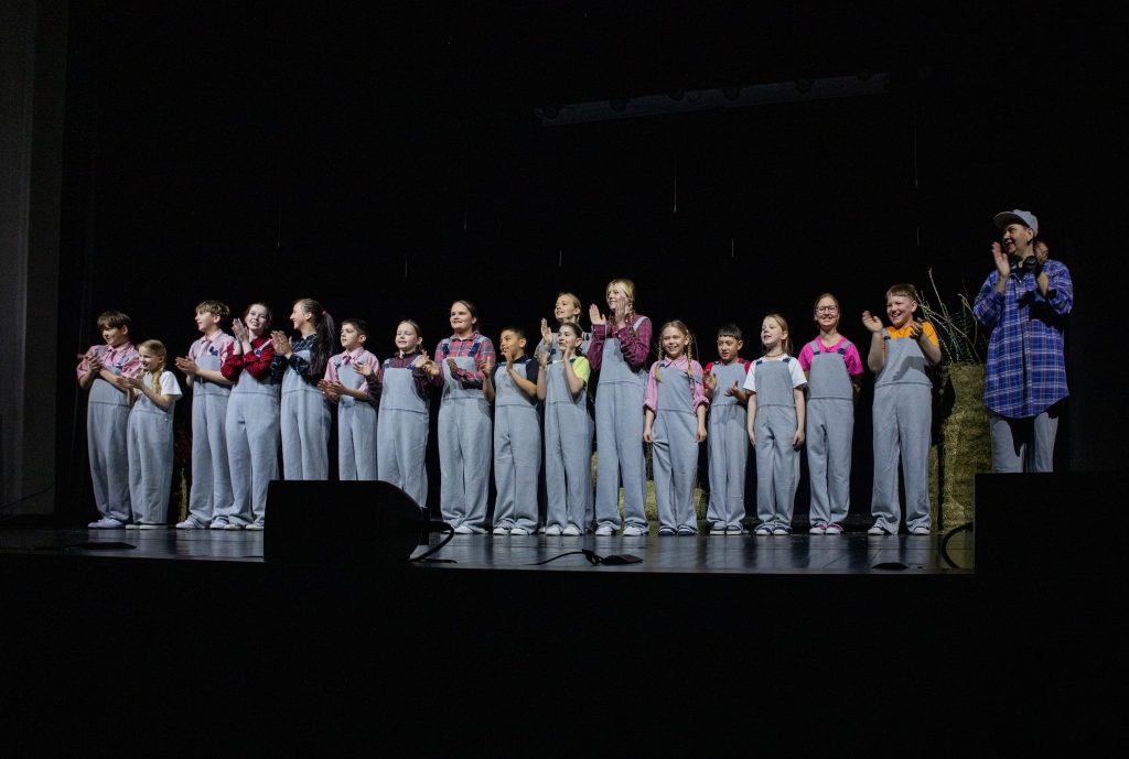 Troškūnų teatro studijos „Mes“ sėkmė festivalio „Šimtakojis“ regioniniame ture